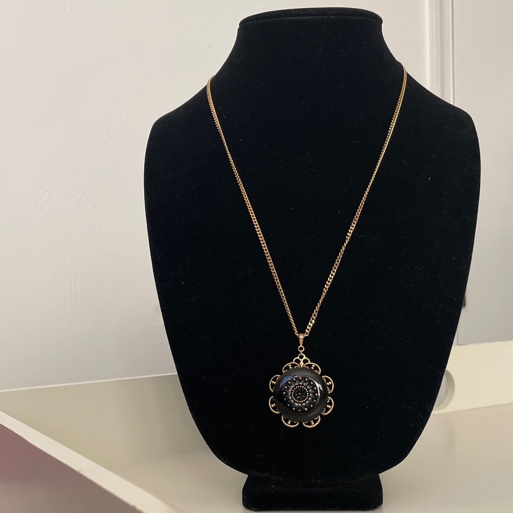 Elegant Gold Pendant Necklace